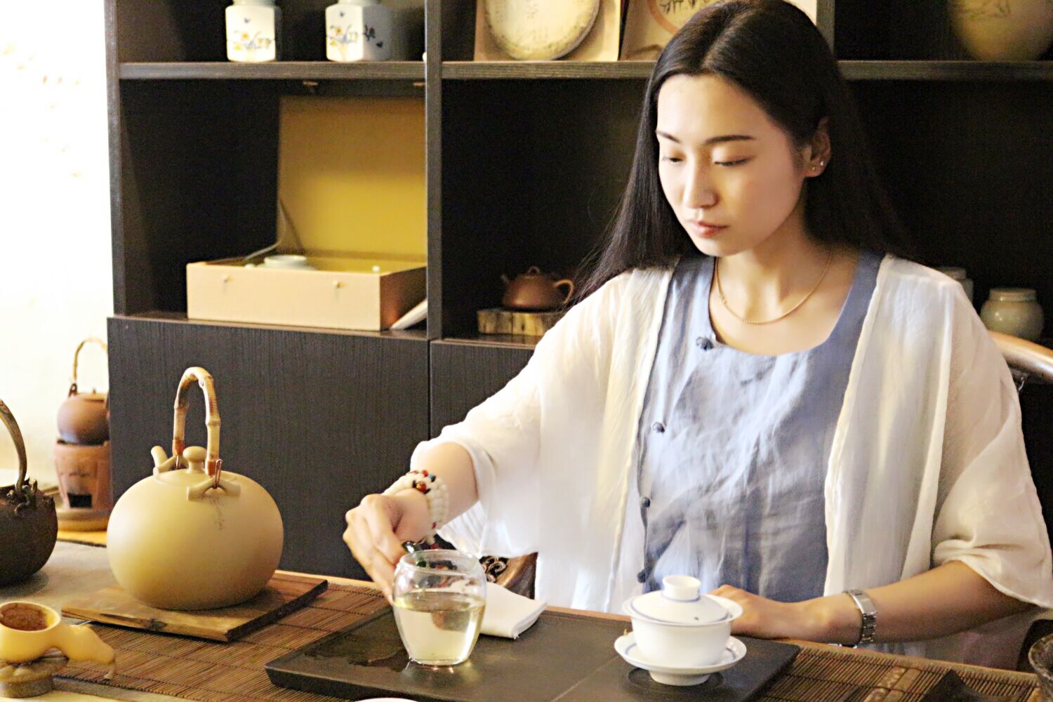 女子喝茶淡雅图片图片